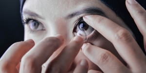 Trik Mudah Memasang Lensa Kontak di Mata Klien MUA