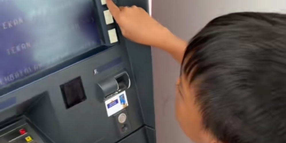 Video Viral Dua Bocah SD Kepergok Tarik Duit Segepok di ATM, Ditonton 4,5 Juta Kali