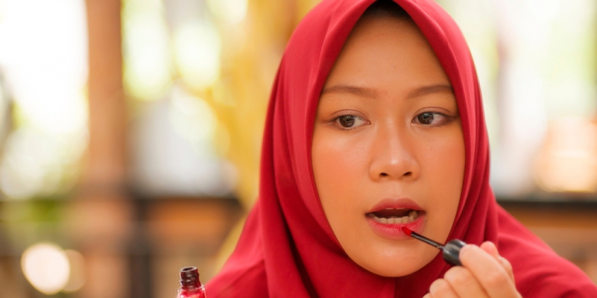 Trik Memakai Lipstik Merah agar Lebih Rapi Tanpa Lip Pencil
