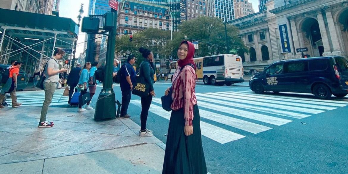 Gaya HOTD Dinda Yunarmi, Kakak Angga Yunanda `Mencuri Raden Saleh` di Sela NYFW 2023