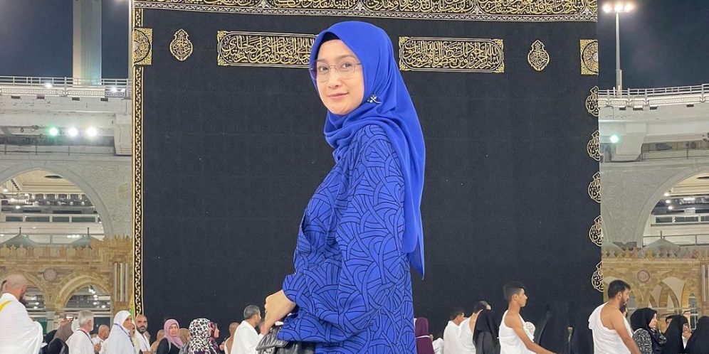Potret Gaya Hijab Segiempat Desy Ratnasari saat Umrah Curi Perhatian
