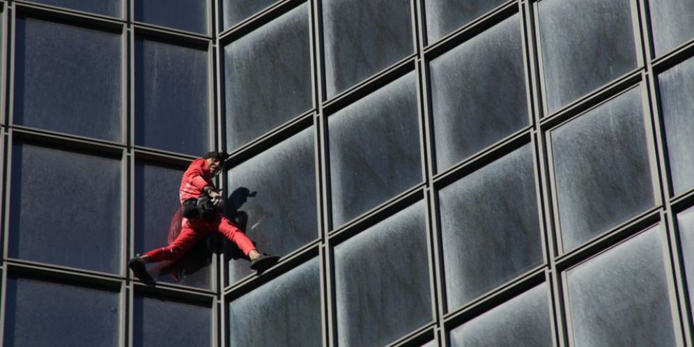 'Kakek Spiderman' Rayakan Ulang Tahun ke-60 dengan Panjat Gedung 48 Lantai Tanpa Pengaman