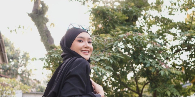 Intip Deretan Gaya Cita Citata Padukan Beragam Outfit dengan Hijab Hitam