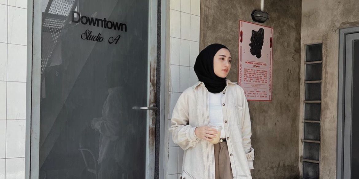 Gaya Busana Influencer Helmi Nursifah Buat Ngopi Santai