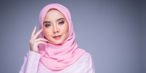 Begini Cara Lipat Hijab Segiempat Agar Tetap Tegak dan Tidak Lecek
