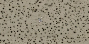 Foto Benda Mirip Puing Pesawat di Tengah Gurun Lembah Kematian yang Tertangkap Google Maps Ini Bikin Netizen Penasaran