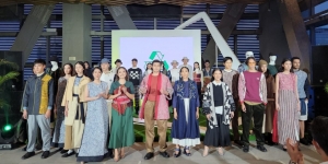 Uniqlo Gandeng Desainer Adrie Basuki, Pamer Koleksi Ramah Lingkungan