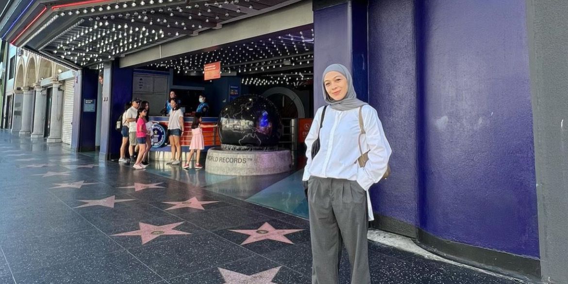 Gaya Dian Ayu di Hollywood Walk of Fame, Tampil Santai dalam Balutan Outfit Monokrom