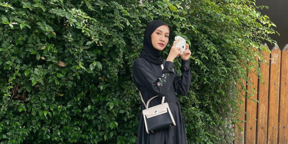 Inspirasi Gaya Hijab Classic Feminin dengan Dress Hitam ala Inas Rana Fagastia