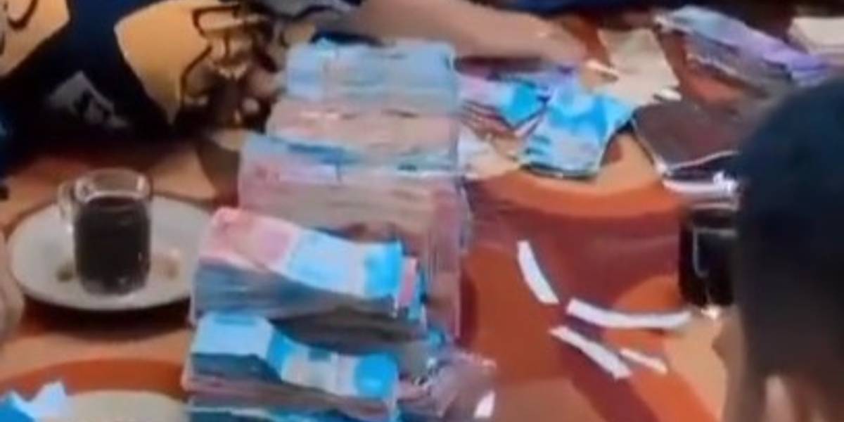 Viral Video Keluarga Pengantin Bugis Ramai-ramai Hitung Uang Passolo Nyaris Rp500 Juta