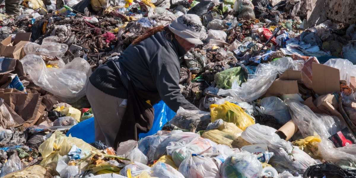 Inflasi Hampir 100 Persen, Warga Argentina Mengais Makanan dari Tempat Sampah