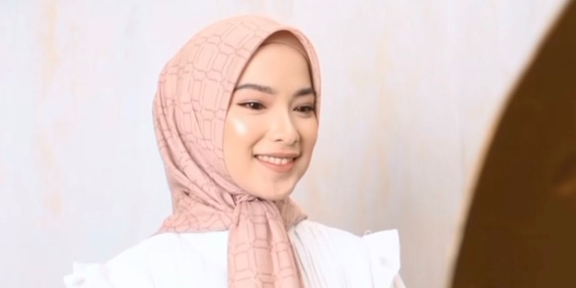 Hijab Hack! Cara Atasi Kerudung Kusut Tanpa Setrika Ketika Traveling