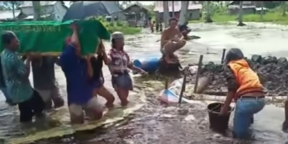 Viral Pemakaman Jenazah Saat Banjir, Liang Kubur Terendam hingga Betis Orang Dewasa