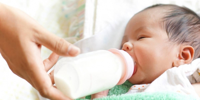 Awas Berlebihan Beri Susu, Kenali Tanda Saat Si Kecil Sudah Kenyang