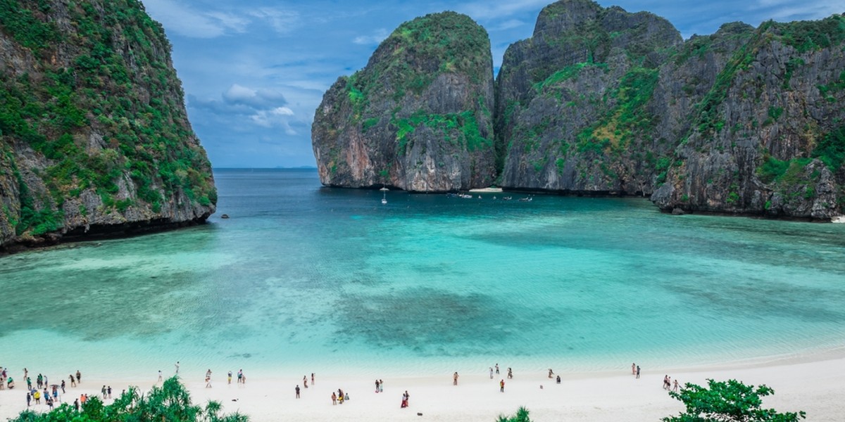 Cocok untuk Healing, Wisata di Pantai Maya Bay