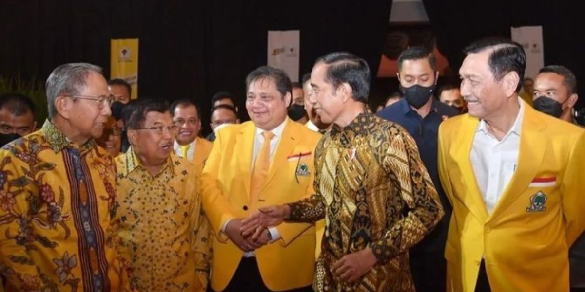 Reaksi Kaget Jokowi Lihat Penampilan Menko Luhut: 'Tolong Berdiri Pak Luhut'
