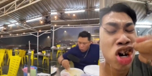 Ngakak! Dua Pemuda Santuy Tetap Makan di Tengah Hujan Badai Menerjang, Netizen: 'Berani Mati, Takut Lapar'