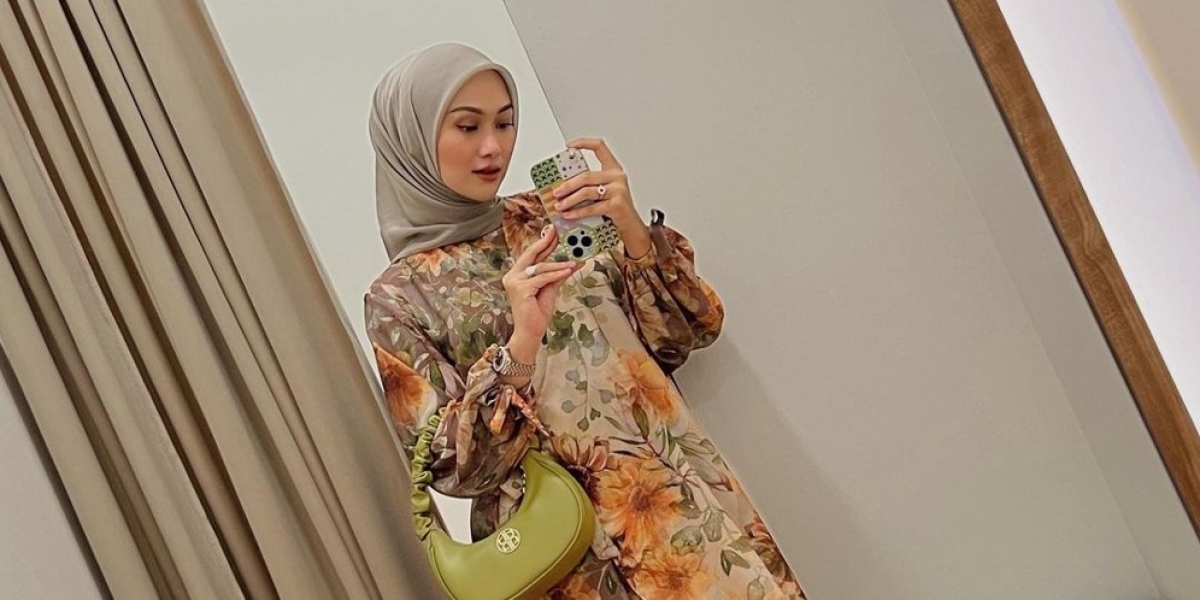 3 Cara Tonjolkan Motif Bunga dalam Outfit Harian