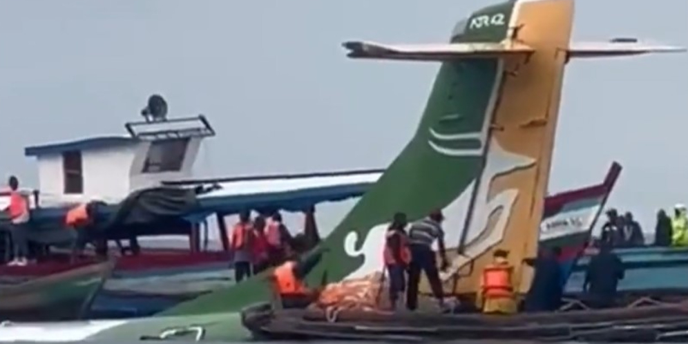 Video Detik-Detik Pesawat Jatuh ke Danau, 19 Orang Tewas