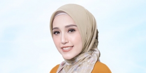 Styling Hijab Segiempat Voal ala Adelia Pasha, Simpel Tapi Cantik