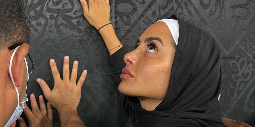 Model dan Bintang Reality Show Prancis Memeluk Islam dan Tampil Berhijab di Depan Ka'bah