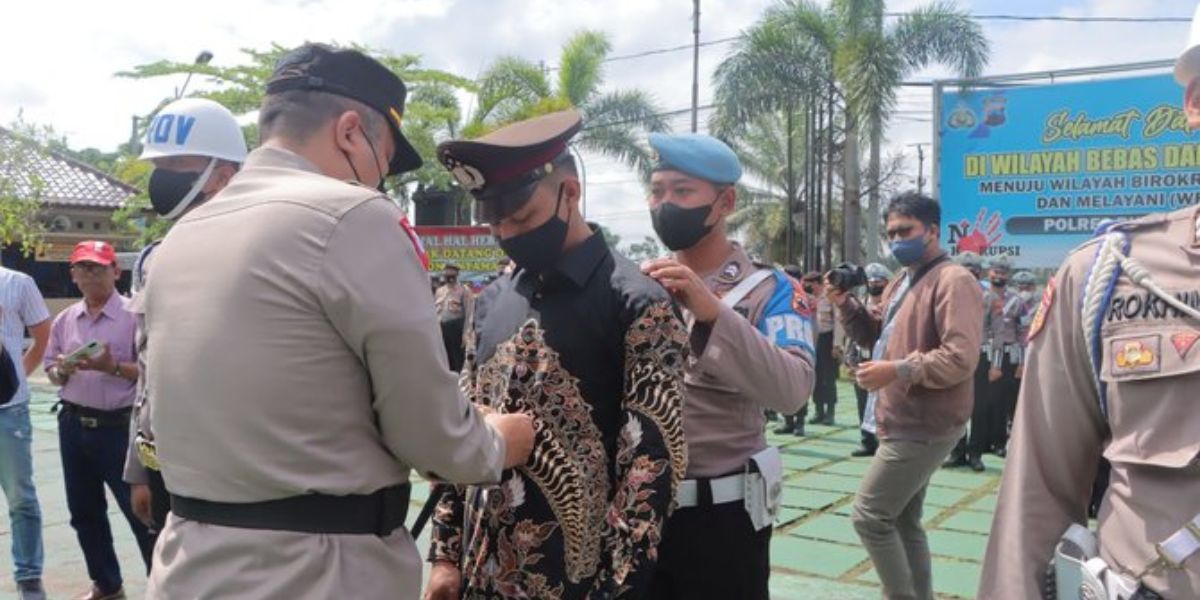 Selingkuh dengan Istri Anggota TNI, Anggota Polres Purworejo Tertunduk Lesu Saat Dipecat