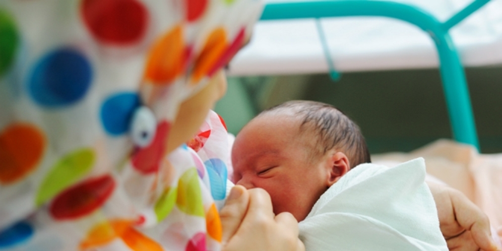 11 Arti Mimpi Gendong Bayi Perempuan yang Jadi Pertanda Baik sekaligus Buruk