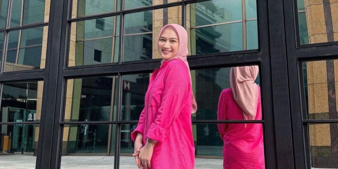 Inspirasi Gaya Busana Hijab ala Melody Laksani, 'Kepala' Tiga Tetap Muda