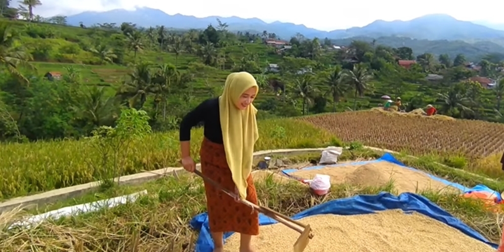Viral Janda Desa Cantik Bak Bidadari, Disebut Mutiara Tersembunyi di Kampung Terpencil Dikelilingi Gunung
