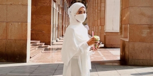 Intip Outfit Yura Yunita saat Jalani Ibadah Umroh