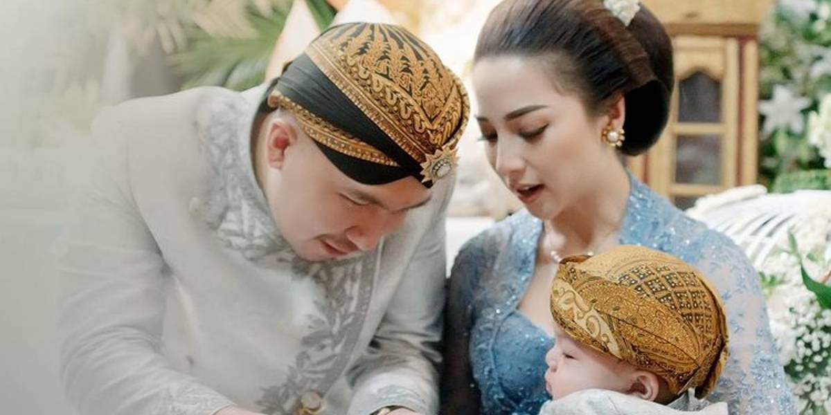 Sakral dan Penuh Makna, Intip Momen Tedak Siten Putra Nikita Willy