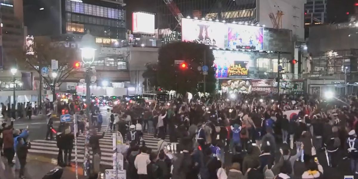 Tertibnya Warga Jepang Saat Rayakan Kemenangan Atas Jerman di Jalanan Shibuya Jadi Sorotan Dunia