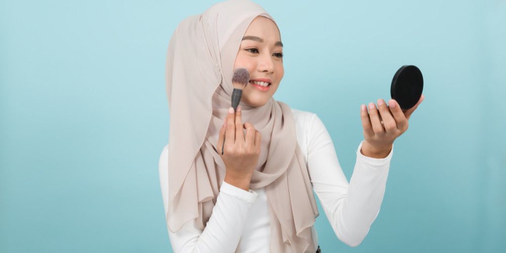 Trik Bikin Sweatproof Makeup Agar Tidak Takut Keringatan di Wajah