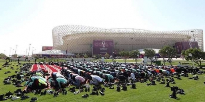 Wajah Islam di Piala Dunia 2022, Suporter Sholat Jumat di Depan Stadion