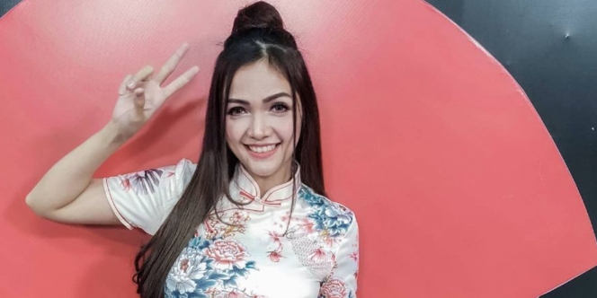 Gaya Presenter Cantik Kartika Berliana Berpose Pegang Bola, Seorang Netizen Auto Resah