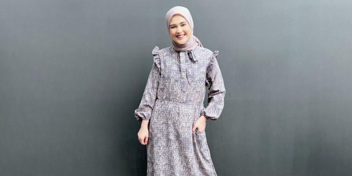 Inspirasi Mix and Match Gamis Motif agar Tampil Secantik Cut Meyriska