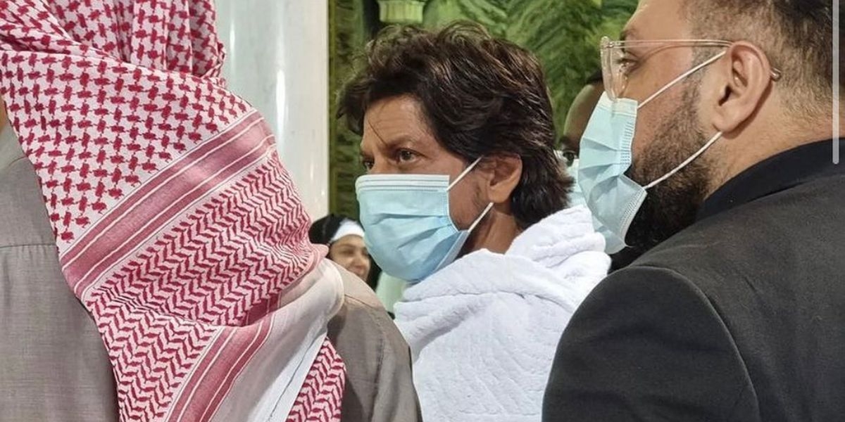 Video Viral Shah Rukh Khan Umroh, Jemaah Wanita Curi-Curi Potret Sang