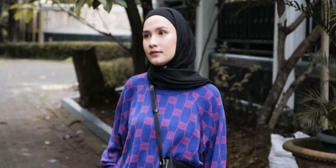 Inspirasi Busana Hijab Kasual ala Dwi Handayani untuk Malam Mingguan