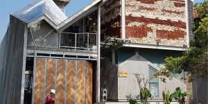 Rumah Open Space di Bandung Barat, Dindingnya dari Material Daur Ulang