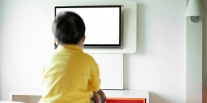 Tuai Kecaman, Orangtua Hukum Anak Menonton TV Semalaman