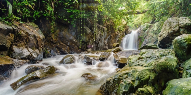 Healing Singkat Saat Akhir Pekan dengan Bermain Air Terjun di Bogor