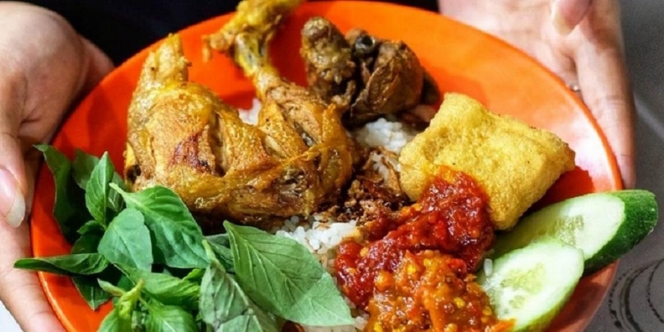 Ngidam Nasi Pecel Ayam Goreng di Pedalaman Papua, Polisi Elite Kaget Saat Bayar Pesanan