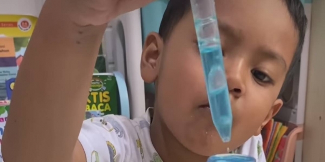 Main Hujan dalam Botol, Ide Seru Isi Liburan untuk Si Kecil
