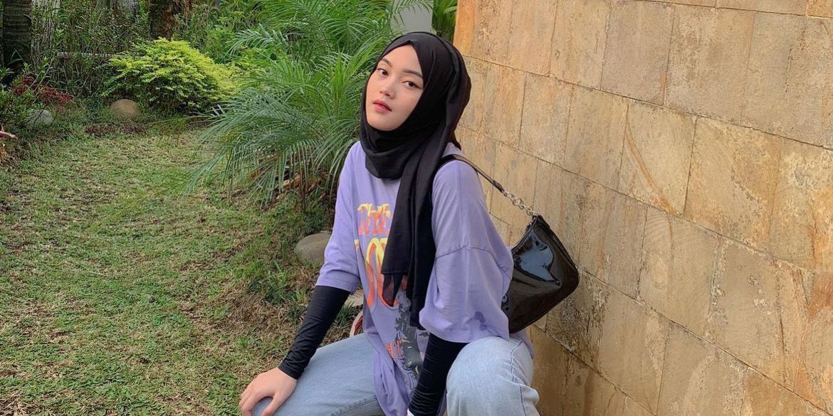 Gaya Kasual Putri Delina Pakai Kaus Oversized