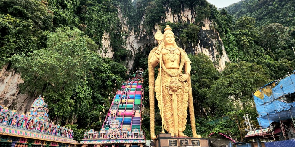 Serunya Mengunjungi Batu Cave Malaysia, Patung Budha Emas yang Ikonik