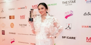 Pilihan Gaun Anggun dan Makeup Flawless Lyodra di Asian Artist Awards 2022
