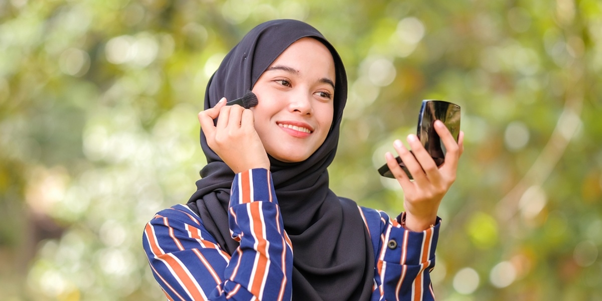 3 Teknik Pengaplikasian Blush Untuk Mendapatkan Bentuk Wajah Ideal