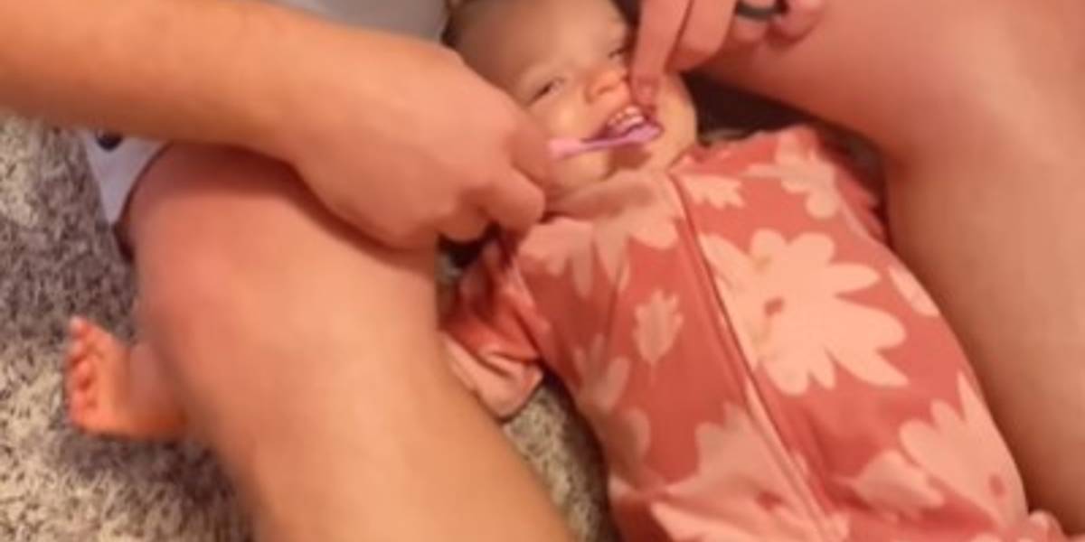 Ternyata Begini Teknik Ayah yang Dokter Gigi Menyikat Gigi Anak Balitanya