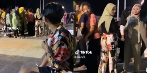 Ngakak! Motif Kemeja Cowok Ini Kembar dengan Celana Cewek di Depannya, Netizen: 'Tanda Jodoh Ini'