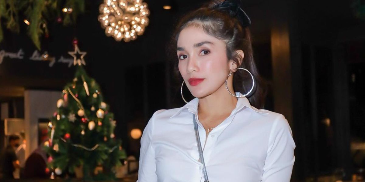 Datang ke Resepsi Pernikahan Adik, Penampilan Ussy Sulistiawati Bikin Salfok, Netizen: Kaya Gadis